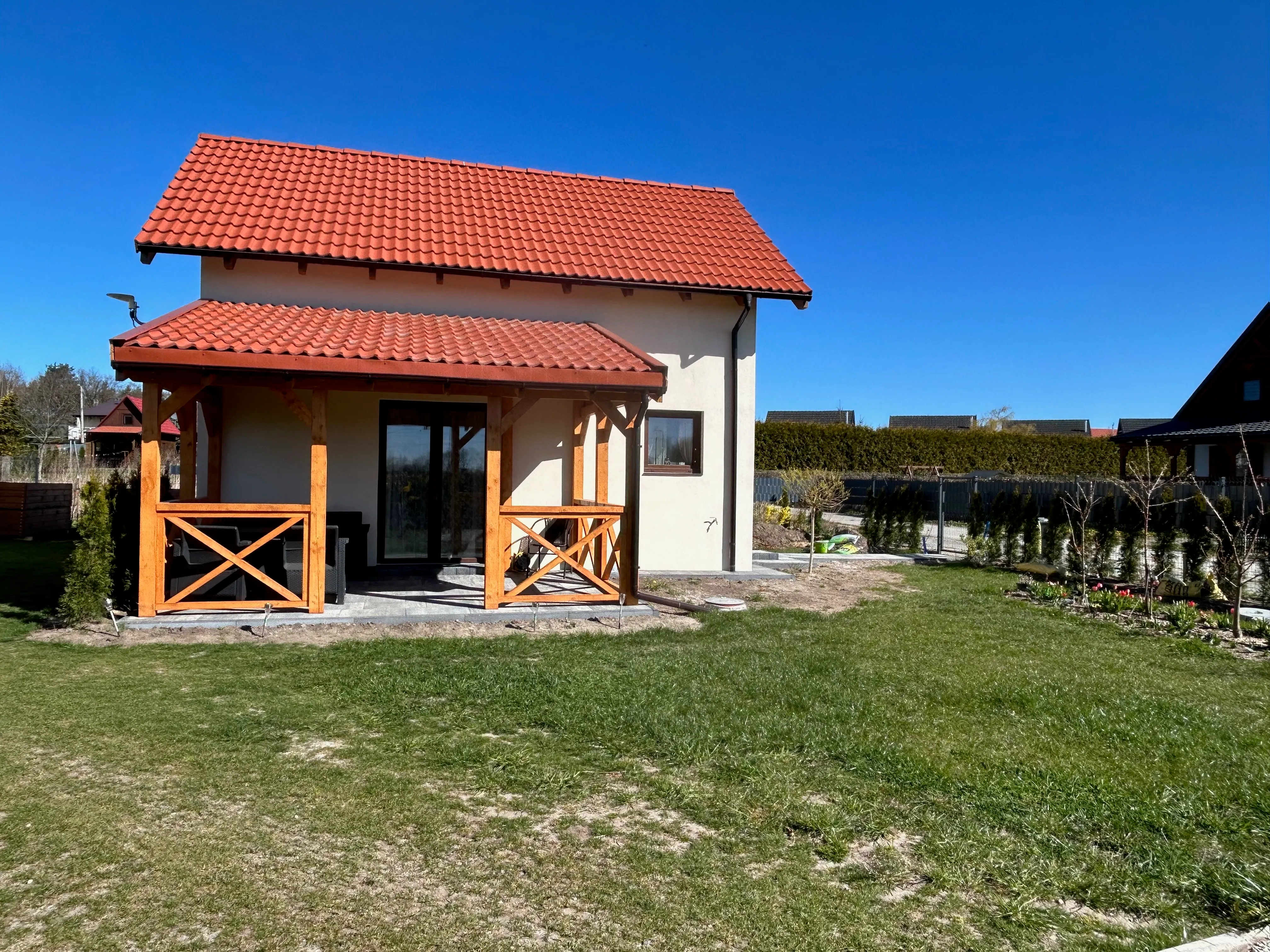 Domek od frontu — taras i ogród